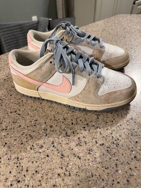 Nike Low-Top Sneaker in White, Pink, Gray